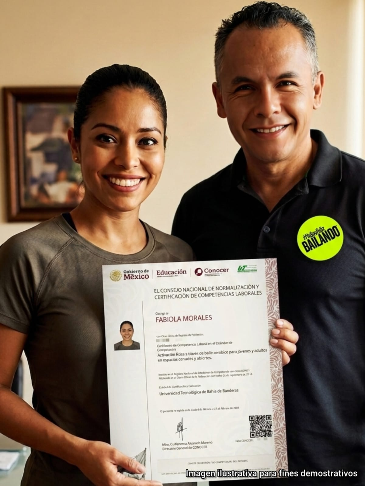 Efren Muñoz junto a una persona certificada